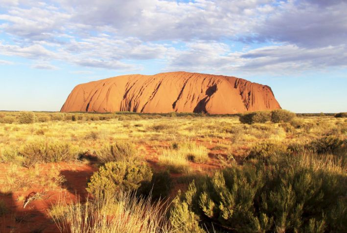 Erst 1873 sichtete und erkletterte der Europaer William Gosse, den "Ayers Rock" und benannte ihn nach dem damaligen Premierminister von Sudaustralien, Sir Henry Ayers. Foto: Park Australia.