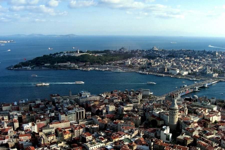 Istanbul - panoramica aerea dello storico quartiere di Sultanahmet e Galata. Foto: Selda Yildiz, Erol Gülsen www.istanbultrip.info CC BY-SA 3.0
