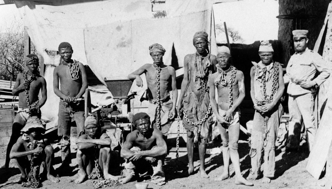Herero e Nama incatenati durante il genocidio. Foto: wikipedia.