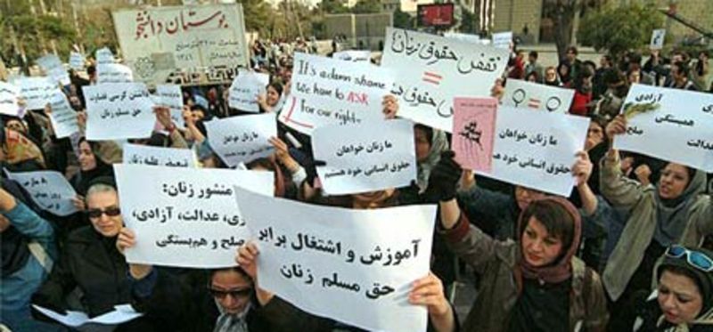 Frauenkundgebung 2006 in Iran. (Foto: GfbV-Archiv).