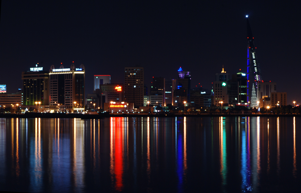 Panorama notturno di Manama, capitale del Bahrein. Foto: Navin Shetty Brahmavar, CC BY-SA 3.0.