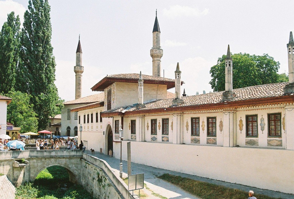 L'ingresso nord e gli edifici circostanti di Hansaray, il Palazzo dei Khan, a Bakhchisaray, in Crimea. Foto: Chapultepec, wikipedia.