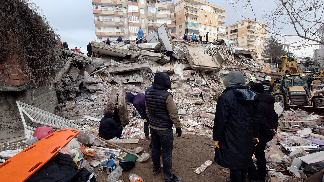 Le macerie di un edificio distrutto dal sisma a Diyarbakır, in Turchia. Foto: VOA - www.voaturkce.com/a/izmir-deprem-bolgesine-yardim-seferberligi/6949935.html, Pubblico dominio.