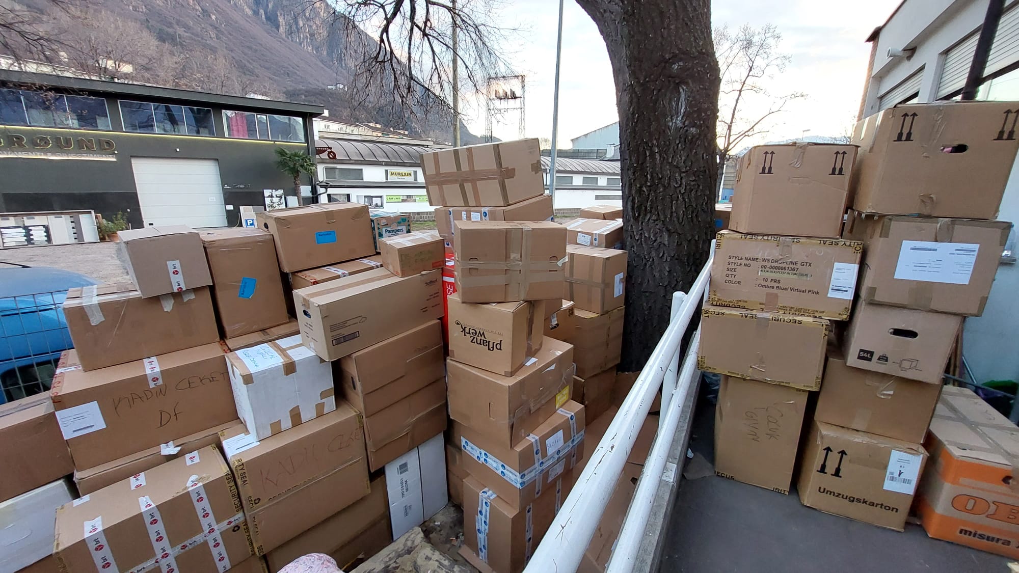 Die Quantität der Hilfsgüter, die in Bozen für die Erdbebenhilfe gesammelt wurden, ist enorm. Foto: GfbV.