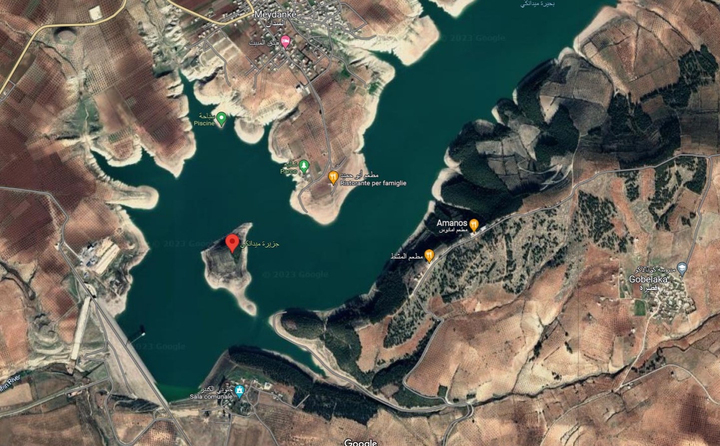 Der Maydanki-Staudamm liegt am Fluss Afrin, etwa 12 Kilometer nordöstlich der Stadt Afrin. Google Maps.