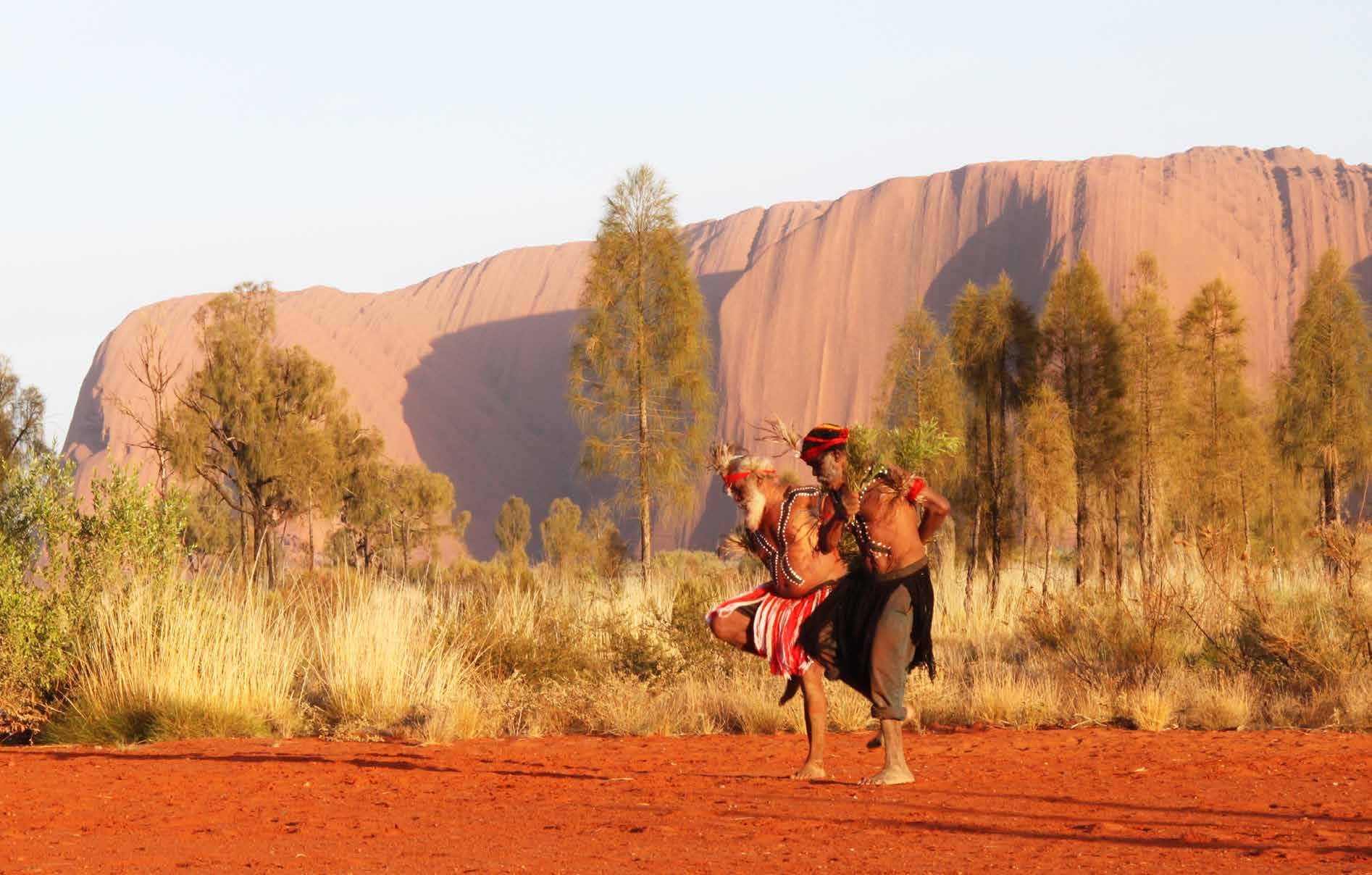 "Per favore non arrampicate", recita un cartello non lontano dall'Uluṟu, "questa è la nostra casa". La richiesta è scritta dagli Aṉangu. Esortano poi le persone a camminare intorno al sito per sperimentare il suo profondo significato. Foto: © Parco Nazionale Uluṟu-Kata Tjuta.