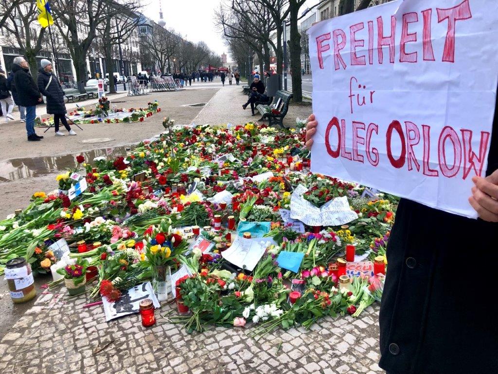 GfbV e Memorial protestano davanti all'ambasciata russa a Berlino, 20 febbraio 2024. Foto: Nora Erdmann / GfbV.