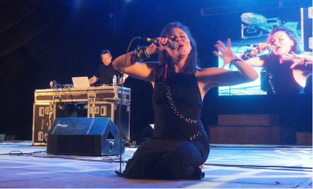 Tanya Tagaq sul palco nel 2010. Foto: Luis Alvaz/Wikipedia BY-SA 4.0