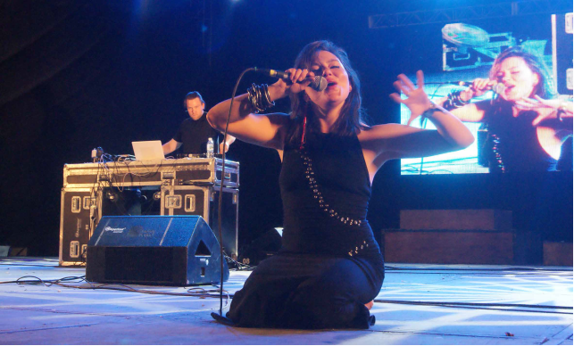 Tanya Tagaq auf der Bühne im Jahr 2010. Foto: Luis Alvaz/Wikipedia BY-SA 4.0