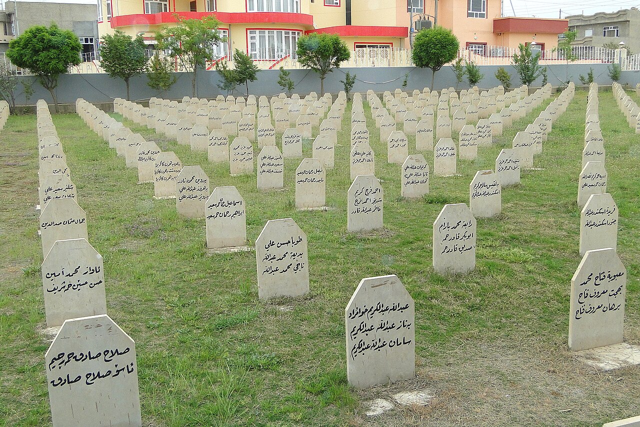 Tombe di famiglia delle vittime dell'attacco chimico del 1988 ad Halabja - Kurdistan - Iraq. Foto: Adam Jones, CC BY-SA 3.0