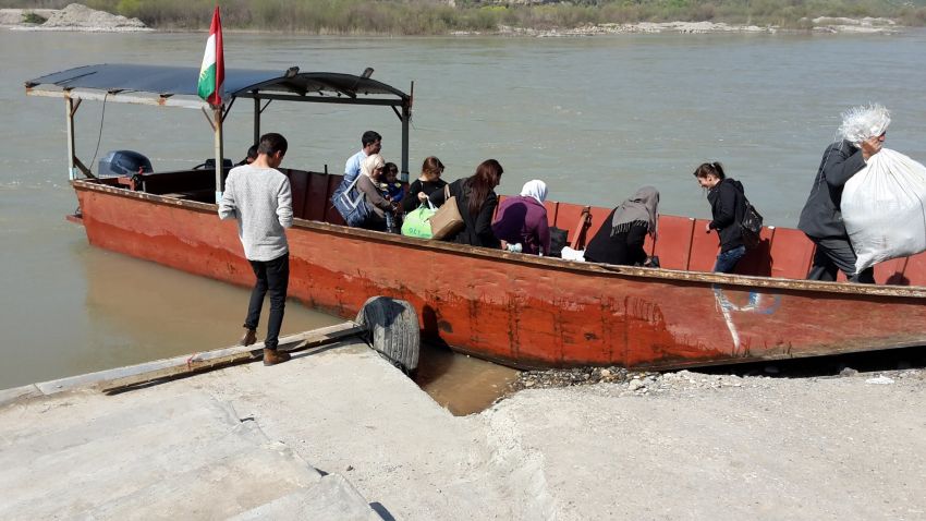 Il passaggio di frontiera sul Tigri con il Kurdistan iracheno di Semalka è l'unica possibilità per entrare, uscire e portare aiuti umanitari nella regione del Rojava. Foto: Kamal Sido / GfbV.