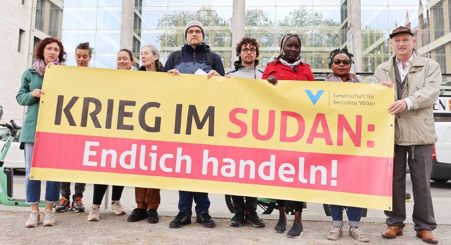 Il 15 aprile 2024, attivisti per i diritti umani dell'Associazione per i Popoli Minacciati hanno manifestato per il Sudan davanti al Ministero degli Esteri di Berlino. Foto: GfbV.