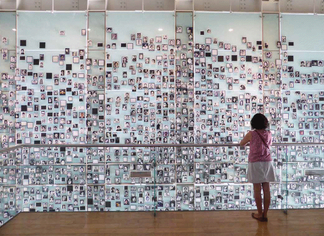 Una parete fotografica nel "Museo della memoria e dei diritti umani" di Santiago del Cile ricorda le vittime della dittatura cilena dal 1973 al 1990. Foto: Carlos Teixidor Cadenas/Wikipedia BY-SA 4.0