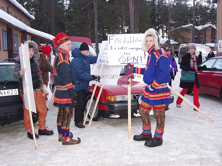 Protesta degli allevatori di renne sami a Jokkmokk, in Svezia, contro l'inadeguato risarcimento per la perdita delle renne a causa dei predatori. Foto: Ökologix - CC0