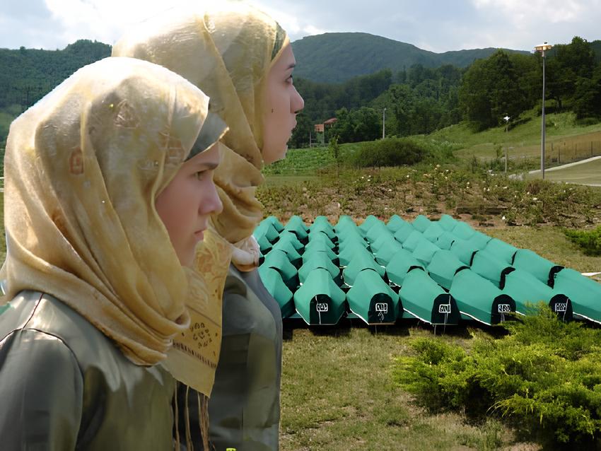 Due donne davanti alle bare delle vittime di Srebrenica. Foto: archivio GfbV