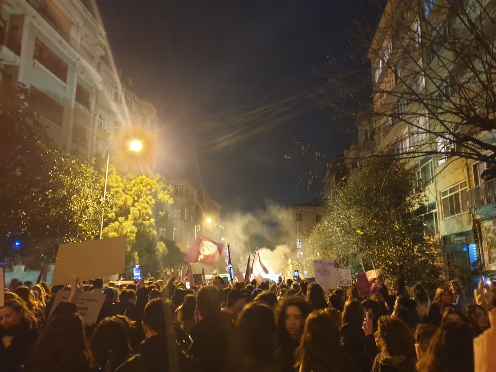 Giovani e studenti protestano nel marzo 2025 contro la politica arbitraria del regime di Erdoğan