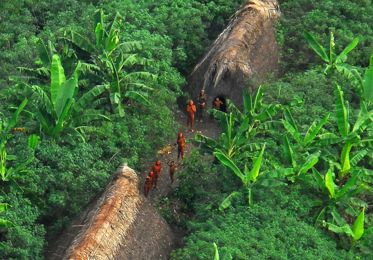 Tribù indigena in isolamento volontario, avvistata in Brasile nel 2009 (Stato di Acre). Foto: Agência de Notícias do Acre: Gleilson Miranda, CC BY 2.0