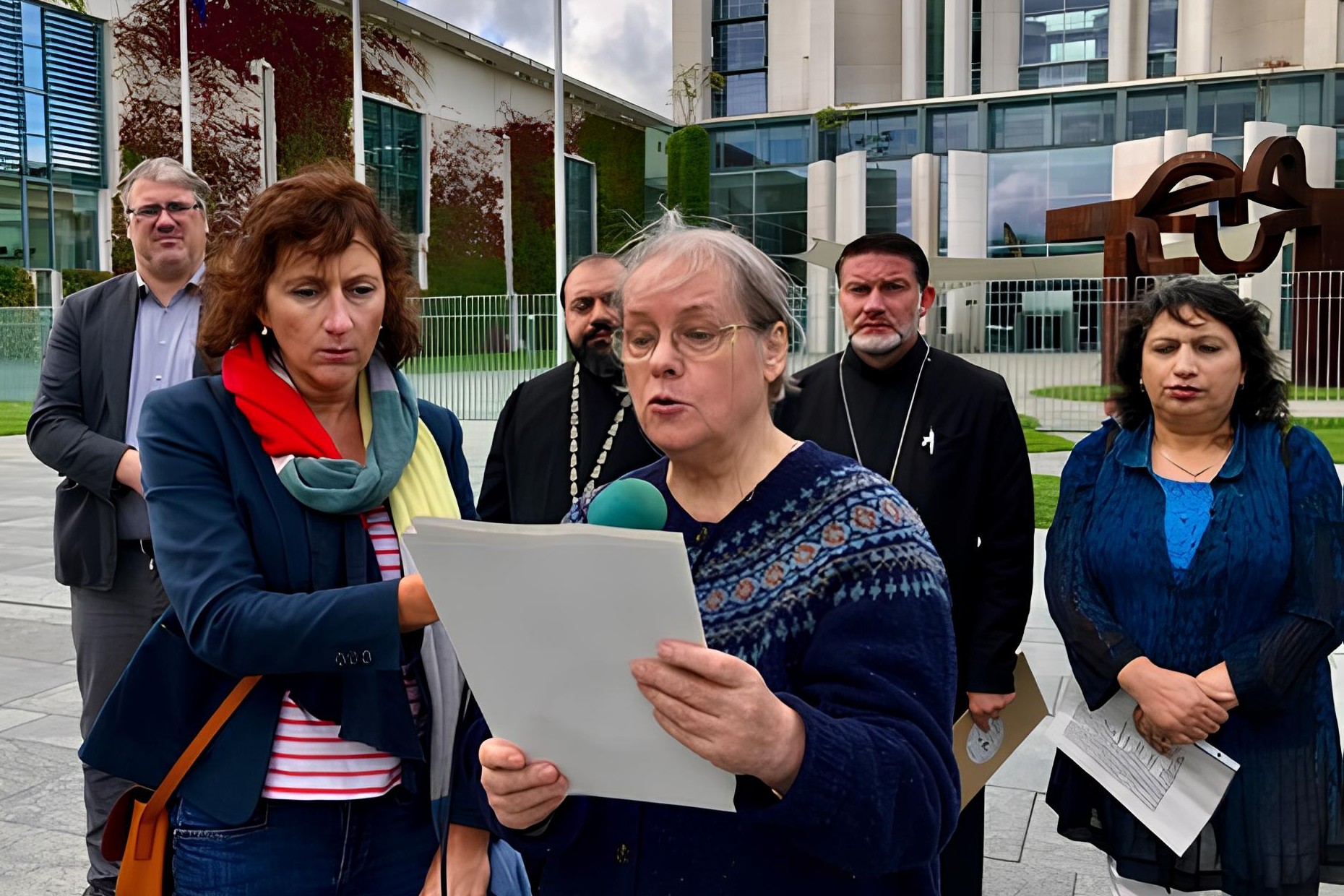 Tessa Hofmann (al microfono) durante una manifestazione per i diritti umani contro l'espulsione degli armeni dall'Arzach/Nagorno-Karabakh davanti alla Cancelleria federale a Berlino il 23 settembre 2023. Foto: Nora Erdmann/GfbV