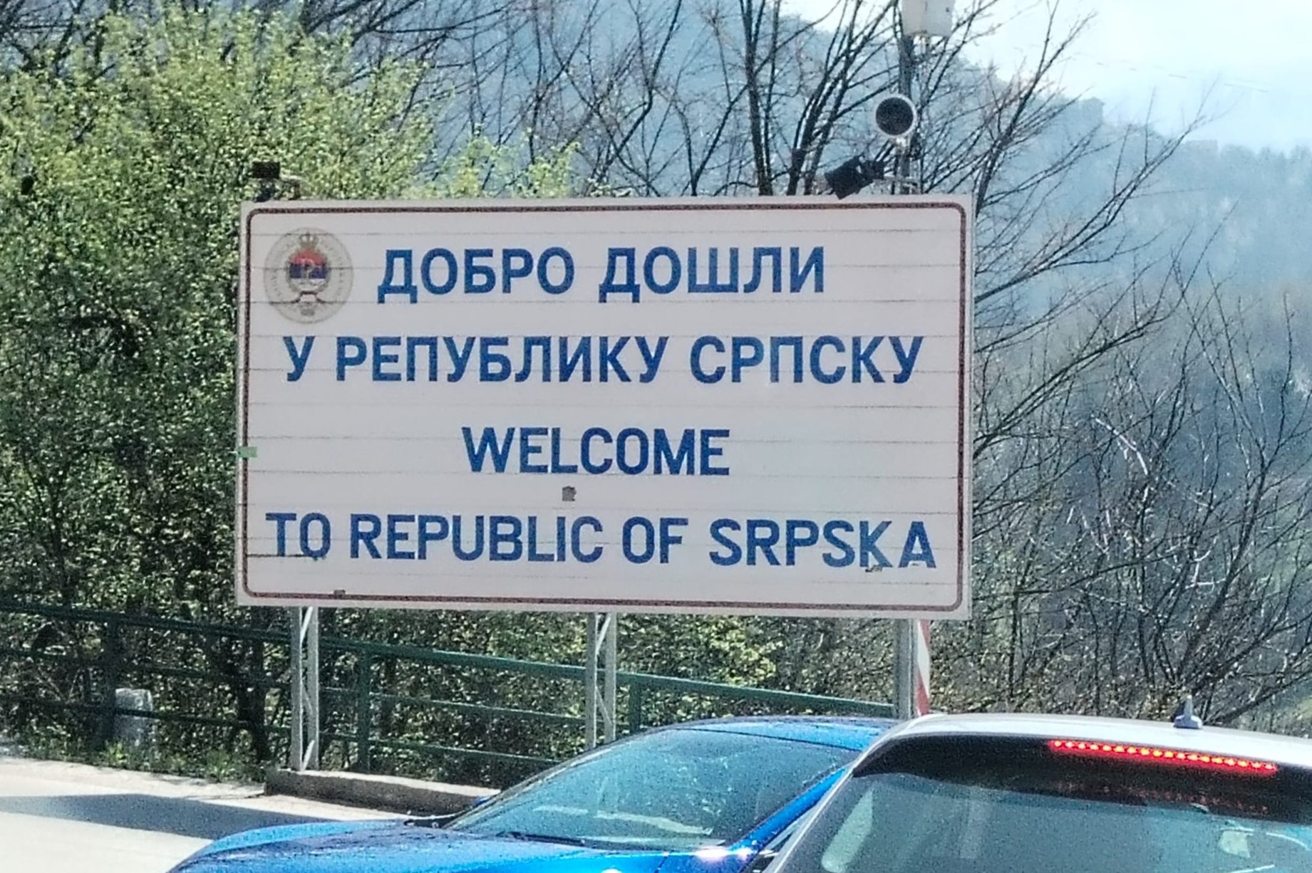 Un cartello della Republika Srpska nei pressi di Sarajevo. Foto: GfbV