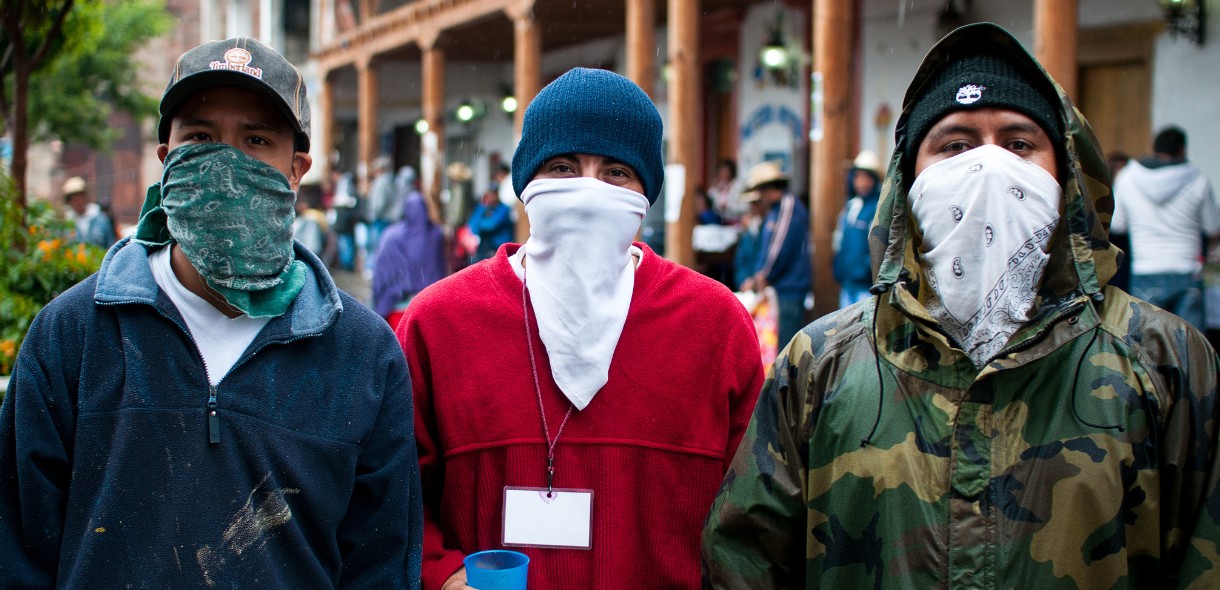 Nel giugno 2011, giovani a volto coperto sorvegliano le strade di Cherán per impedire ritorsioni da parte dei cartelli o dei taglialegna illegali. Foto: Eneas De Troya/Wikipedia BY 2.0