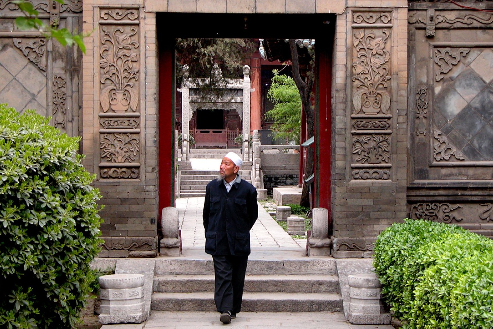 Un fedele Hui passeggia nel cortile interno della Grande Moschea di Xi’an, provincia dello Shaanxi, Cina. Foto: Peter Morgan, cc-by-sa-2.0