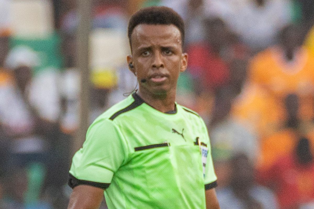 Omar Artan, selezionato dalla FIFA tra i 52 arbitri per i Mondiali 2026 e nominato miglior arbitro africano nel 2025, è stato respinto all'arrivo a Miami dopo un volo da Istanbul. Foto: Fédération Guinéenne Football, Public Domain