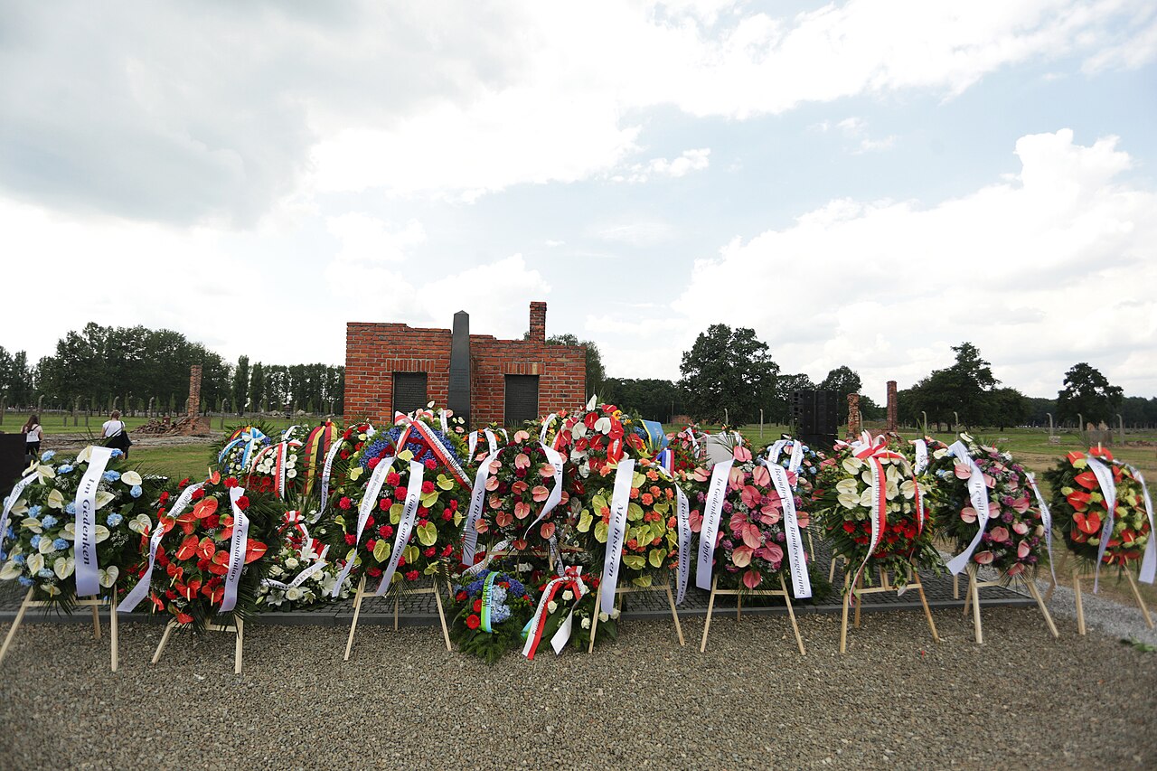 Deposizione di corone di fiori in memoria dei Sinti e dei Rom assassinati nel campo di concentramento e di sterminio di Auschwitz-Birkenau, il 2 agosto 2019. Foto: Sintiundroma, CC BY-SA 4.0