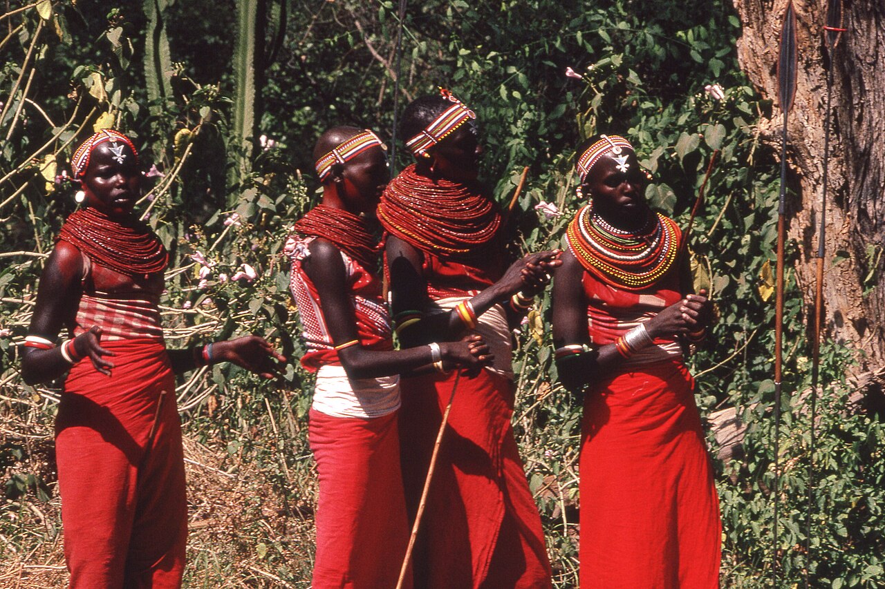 Donne Masai con collane tradizionali. Foto: Viault, CC BY-SA 3.0