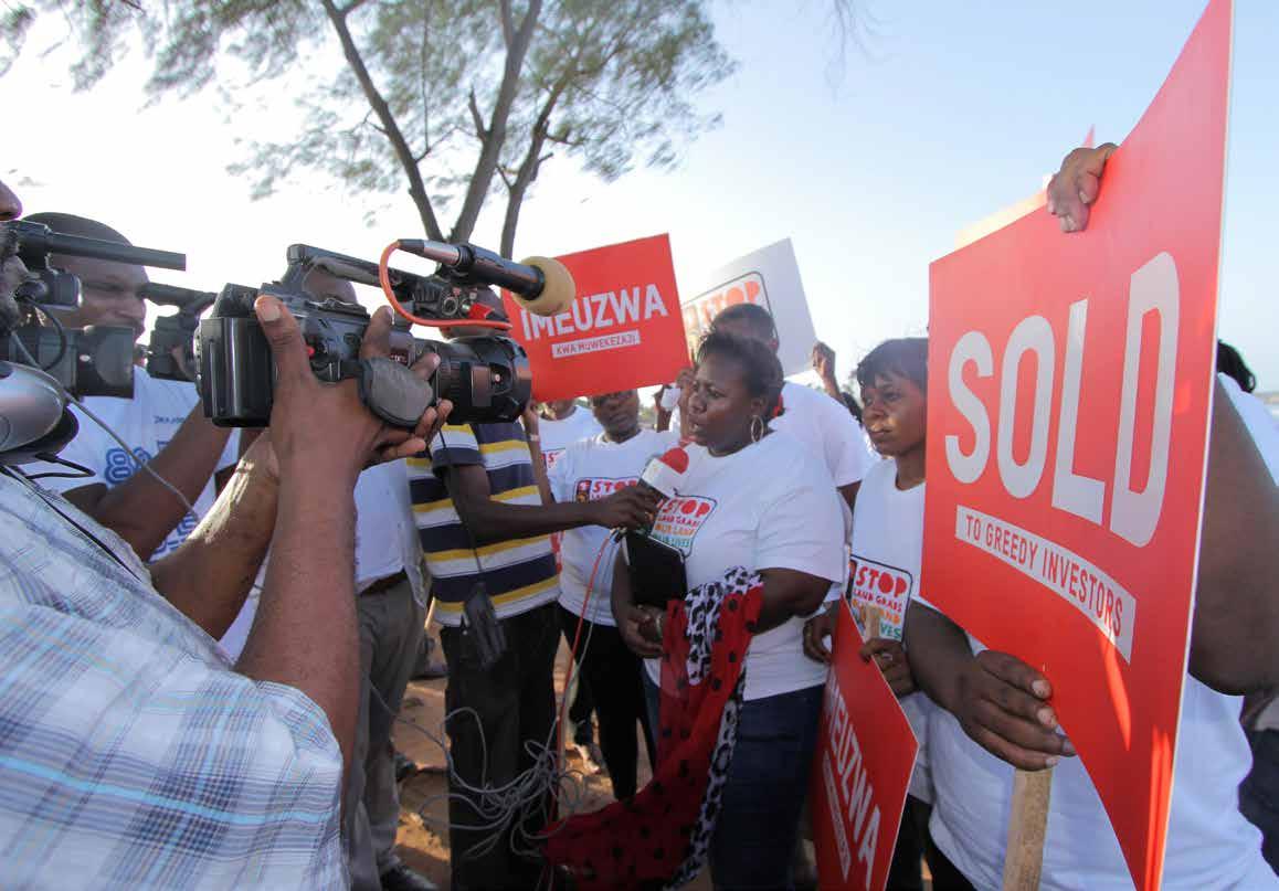 L’accaparramento dei terreni, contro il quale qui manifestano attivisti tanzaniani, è molto diffuso in Africa, poiché in quella regione la terra appartiene spesso formalmente allo Stato e i diritti di utilizzo sono raramente certificati. Foto: Oxfam East Africa/Wikipedia BY 2.0
