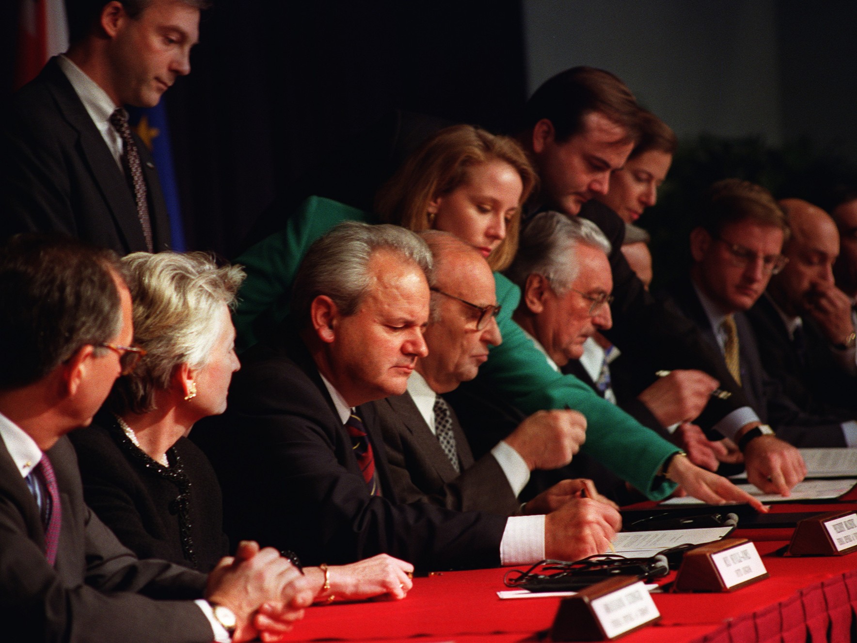 1995: Der Präsident der Bundesrepublik Jugoslawien, Slobodan Milosevic, der Präsident der Republik Bosnien und Herzegowina, Alija Izetbegovic, und der Präsident der Republik Kroatien, Franjo Tudjman, unterzeichnen den Entwurf des Friedensabkommens von Dayton. Foto: U.S. Air Force/Staff Sgt. Brian Schlumbohm, Public Domain