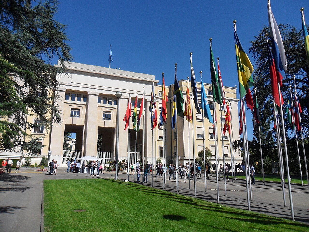 Allée des Nations davanti all'edificio S del Palazzo delle Nazioni a Ginevra. Foto: Mourad Ben Abdallah, Wikimedia Commons